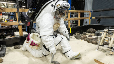 NASA có thể chậm đổ bộ Mặt Trăng do thiếu bộ đồ vũ trụ