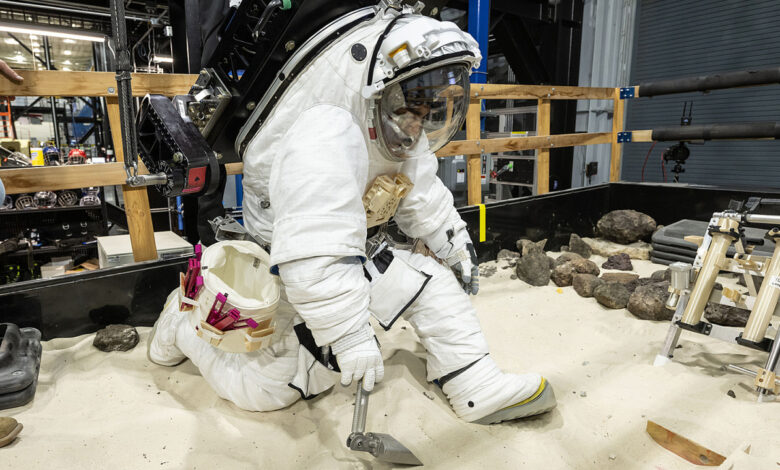 NASA có thể chậm đổ bộ Mặt Trăng do thiếu bộ đồ vũ trụ