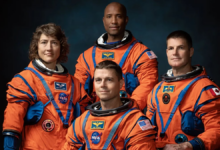 Tại sao trang phục của phi hành gia Artemis II có màu cam?