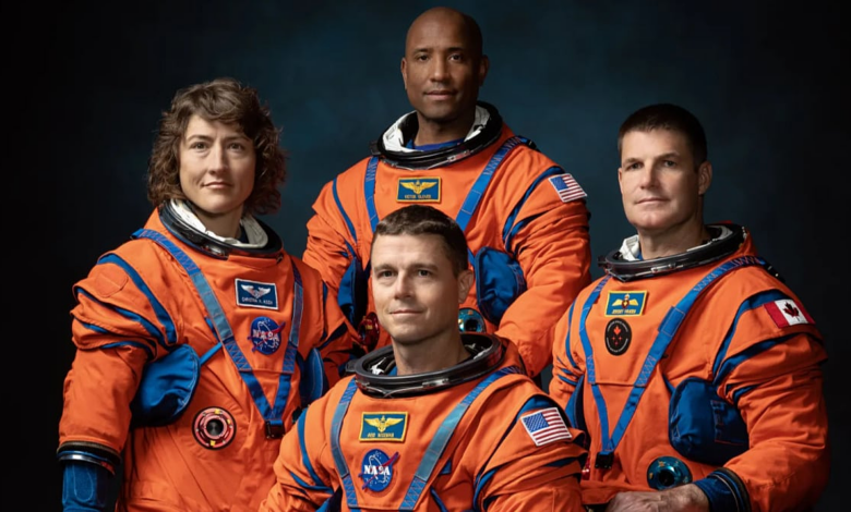 Tại sao trang phục của phi hành gia Artemis II có màu cam?