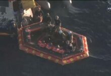 Phi hành đoàn Asrtemis II rời khỏi tàu Orion trên biển