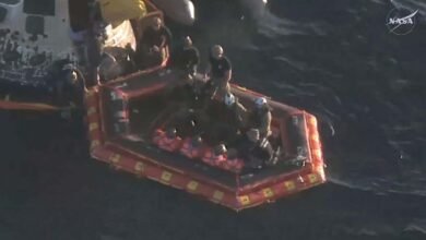 Phi hành đoàn Asrtemis II rời khỏi tàu Orion trên biển