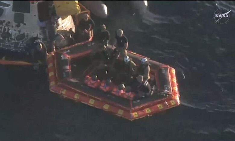 Phi hành đoàn Asrtemis II rời khỏi tàu Orion trên biển Phi hành đoàn Asrtemis II rời khỏi tàu Orion trên biển