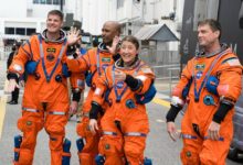 Các phi hành gia làm gì trong 10 ngày bay quanh Mặt Trăng?