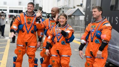 Các phi hành gia làm gì trong 10 ngày bay quanh Mặt Trăng?