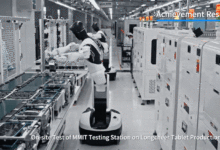 Robot hình người lần đầu lắp ráp tablet trong nhà máy