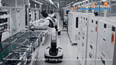 Robot hình người lần đầu lắp ráp tablet trong nhà máy