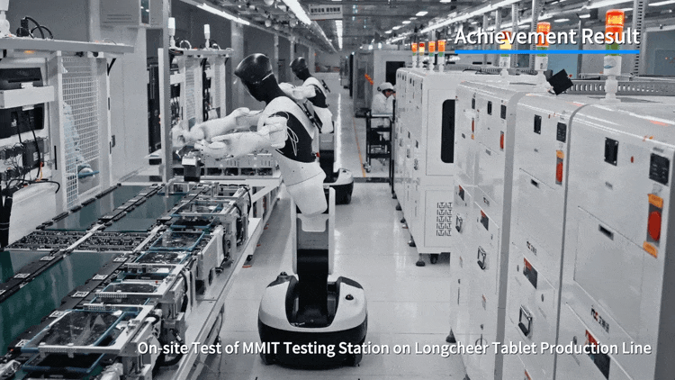 Robot hình người lần đầu lắp ráp tablet trong nhà máy