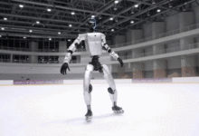 Robot hình người Trung Quốc trượt patin, lướt trên sân băng
