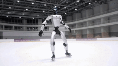 Robot hình người Trung Quốc trượt patin, lướt trên sân băng
