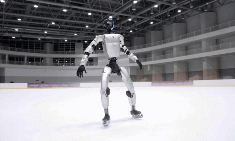 Robot hình người Trung Quốc trượt patin, lướt trên sân băng