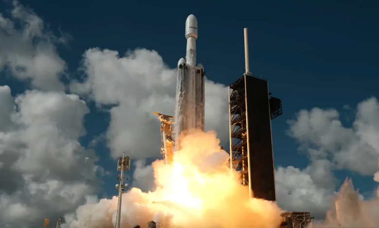 Tên lửa mạnh thứ hai thế giới Falcon Heavy tái xuất sau 18 tháng