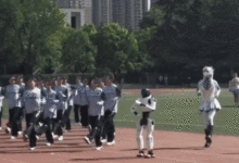 Robot hình người bất ngờ ôm nữ sinh