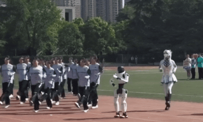 Robot hình người bất ngờ ôm nữ sinh