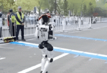 Những cú ngã của robot hình người tại giải chạy Bắc Kinh