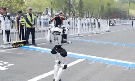 Những cú ngã của robot hình người tại giải chạy Bắc Kinh