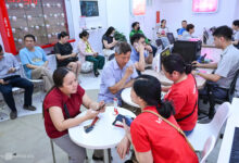 Nhiều người xếp hàng chờ xác thực số điện thoại