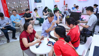 Nhiều người xếp hàng chờ xác thực số điện thoại