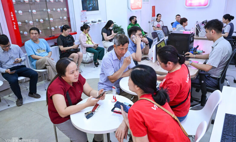 Nhiều người xếp hàng chờ xác thực số điện thoại