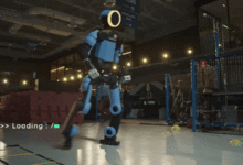 Robot hình người Mỹ phô diễn kỹ năng bóng đá