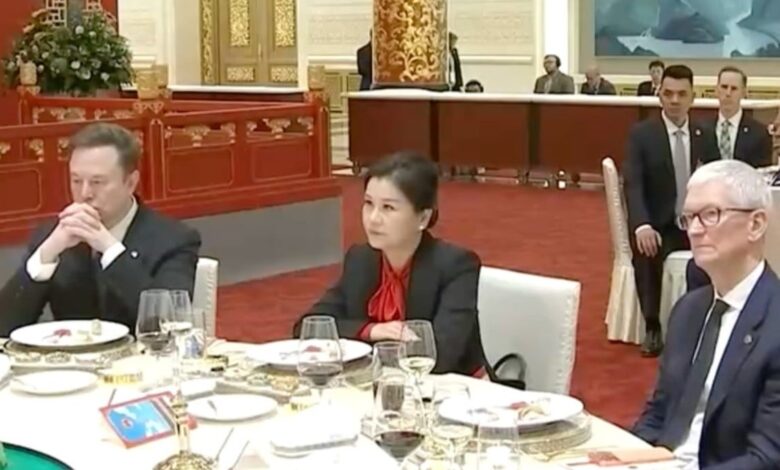 Nữ tỷ phú công nghệ Trung Quốc ngồi giữa Elon Musk và Tim Cook