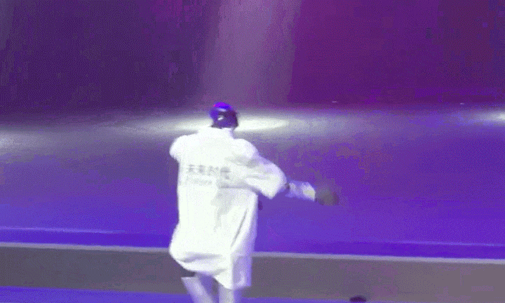 Robot hình người ngã nhào khi nhảy moonwalk