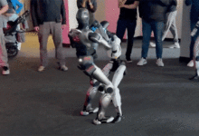 Màn đấu võ của hai robot hình người gây sốt