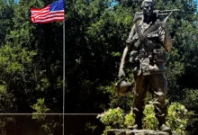 Treo Thưởng ,000 để giúp phá án Tượng Đài “Thank You America” Bị Phá Hoại