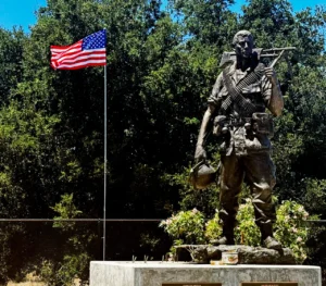Treo Thưởng ,000 để giúp phá án Tượng Đài “Thank You America” Bị Phá Hoại