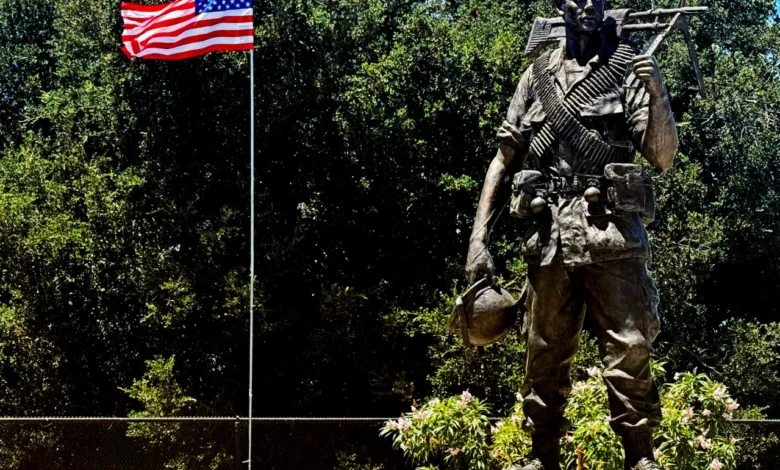Treo Thưởng ,000 để giúp phá án Tượng Đài “Thank You America” Bị Phá Hoại