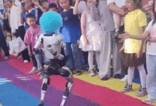 Robot ‘chú hề’ đá trúng khán giả nhí