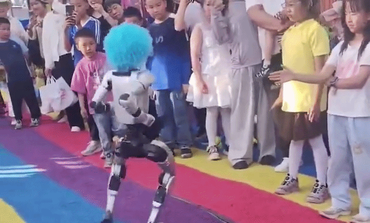 Robot ‘chú hề’ đá trúng khán giả nhí