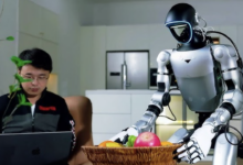 Robot hình người loay hoay đi từ sân khấu đến đời thực