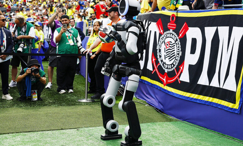 Robot hình người trao bóng trong trận Brazil – Na Uy