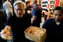 Jensen Huang phát bánh bao cho người hâm mộ ở Tokyo