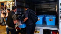 Năm người bị bắt sau khi cảnh sát Hong Kong đột kích các hiệu sách độc lập Năm người bị bắt sau khi cảnh sát Hong Kong đột kích các hiệu sách độc lập
