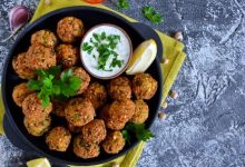 Bát Falafel Ngon Miệng Kèm Sữa Chua Dừa và Bánh Pita Nướng Giòn Bát Falafel Ngon Miệng Kèm Sữa Chua Dừa và Bánh Pita Nướng Giòn