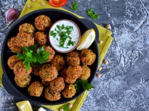 Bát Falafel Ngon Miệng Kèm Sữa Chua Dừa và Bánh Pita Nướng Giòn