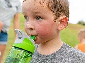 Cách Giữ An Toàn Cho Trẻ Năng Động Trong Thời Tiết Nóng Bức