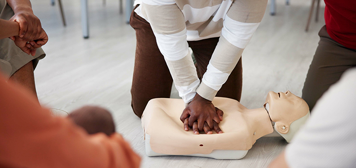 Ngừng tim đột ngột: Hướng dẫn CPR và cách sử dụng AED hiệu quả