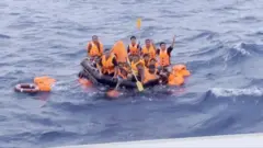 Trung Quốc và Philippines đối đầu: Bí ẩn sau hành động cứu thuyền viên Việt Nam Trung Quốc và Philippines đối đầu: Bí ẩn sau hành động cứu thuyền viên Việt Nam