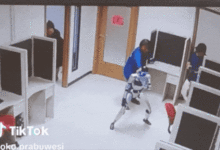 Thực hư vụ robot hình người ‘làm loạn trong phòng’
