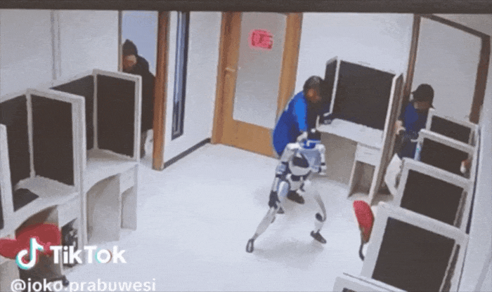 Thực hư vụ robot hình người ‘làm loạn trong phòng’ Thực hư vụ robot hình người ‘làm loạn trong phòng’