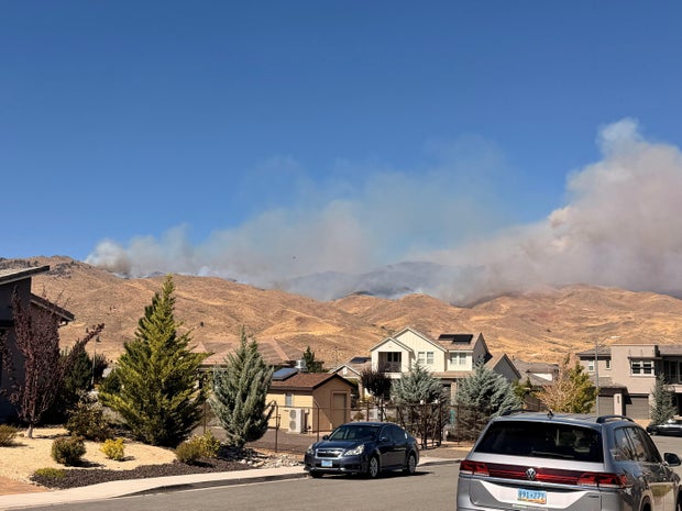 Hỏa hoạn Hawk bùng phát nhanh gần Reno, Nevada buộc hàng nghìn người phải sơ tán Hỏa hoạn Hawk bùng phát nhanh gần Reno, Nevada buộc hàng nghìn người phải sơ tán