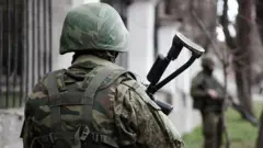 Lính Nga Nổ Súng Giết Đồng Đội và Tấn Công Dân Thường Tại Crimea Lính Nga Nổ Súng Giết Đồng Đội và Tấn Công Dân Thường Tại Crimea