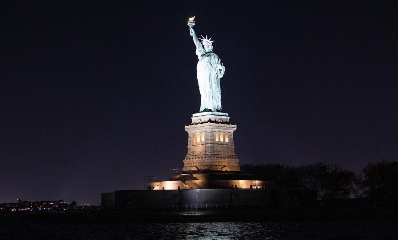 Mẹ và bé 5 tháng tuổi thiệt mạng ở Cảng New York sau vụ lật thuyền; Thuyền trưởng bị bắt giữ Mẹ và bé 5 tháng tuổi thiệt mạng ở Cảng New York sau vụ lật thuyền; Thuyền trưởng bị bắt giữ