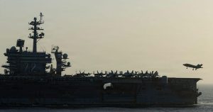 Tư lệnh CENTCOM thăm tàu USS Abraham Lincoln giữa lo ngại về tinh thần chiến đấu