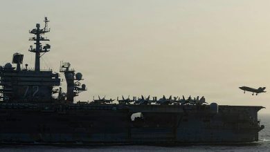 Tư lệnh CENTCOM thăm tàu USS Abraham Lincoln giữa lo ngại về tinh thần chiến đấu Tư lệnh CENTCOM thăm tàu USS Abraham Lincoln giữa lo ngại về tinh thần chiến đấu