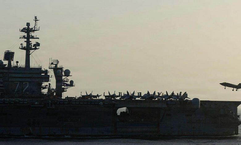 Tư lệnh CENTCOM thăm tàu USS Abraham Lincoln giữa lo ngại về tinh thần chiến đấu Tư lệnh CENTCOM thăm tàu USS Abraham Lincoln giữa lo ngại về tinh thần chiến đấu