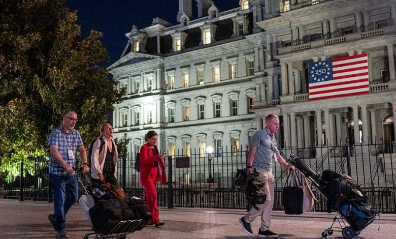 CNN, MS NOW và Politico kiện để khôi phục quyền truy cập vào Nhà Trắng CNN, MS NOW và Politico kiện để khôi phục quyền truy cập vào Nhà Trắng
